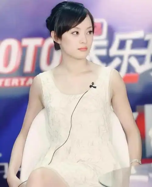41岁孙俪长发披肩出席活动脸蛋圆润胖了很多穿白裙温柔又优雅