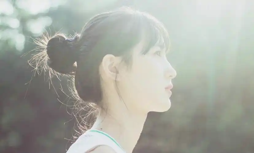 户外清新丸子头妹子白皙侧脸无敌写真图片