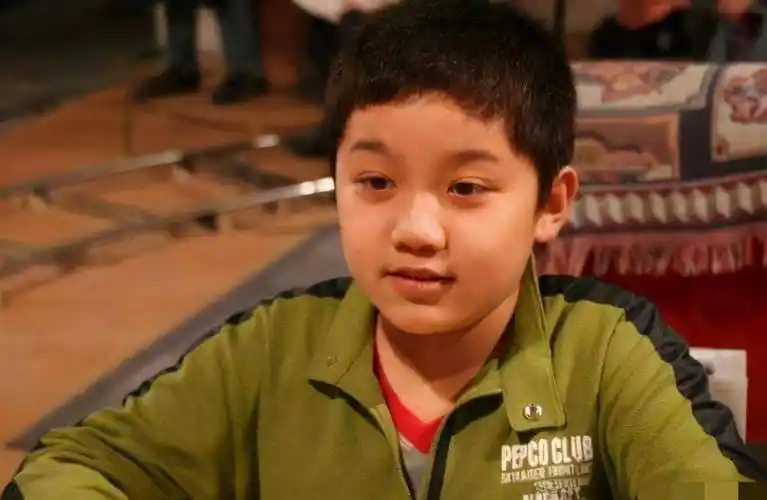 不得不说,小时候的尤浩然真的非常萌,胖嘟嘟的特别可爱,但是长大后再