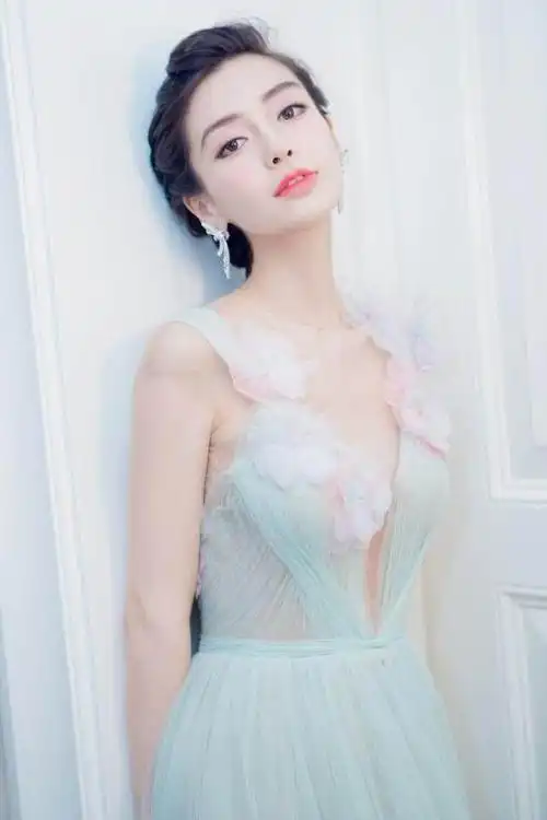 杨颖晒出法国度假照,穿比基尼秀傲人身材,网友热评:太养眼了!