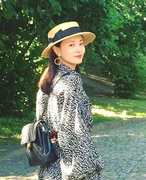 "电视三姐"刘芳菲:爱情成人生毒药,45岁未婚让人心痛_日语_栏目_毕业