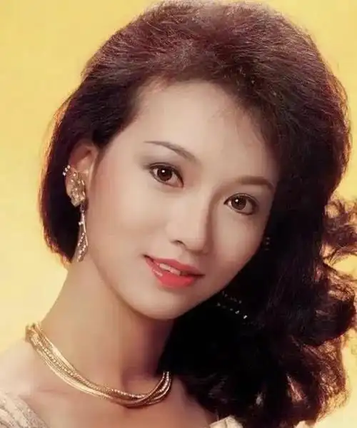 赵雅芝70大寿照片曝光丈夫罕见露面无美颜下的她竟大变样