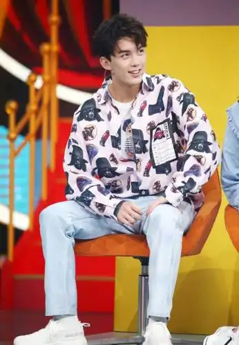 吴磊青涩少年初长成,182身高65kg,网友:这身材也太瘦了