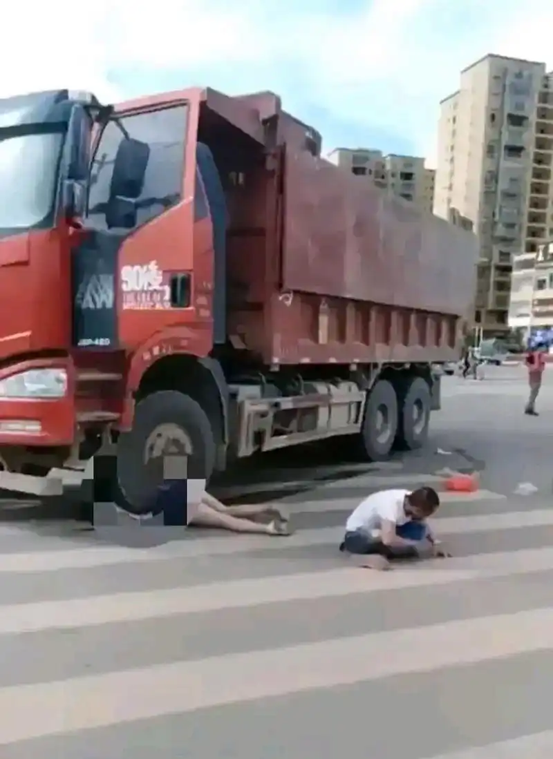 这个女孩好惨啦,除一双大长腿外,整个身体都被渣土车压在车轮下,这是