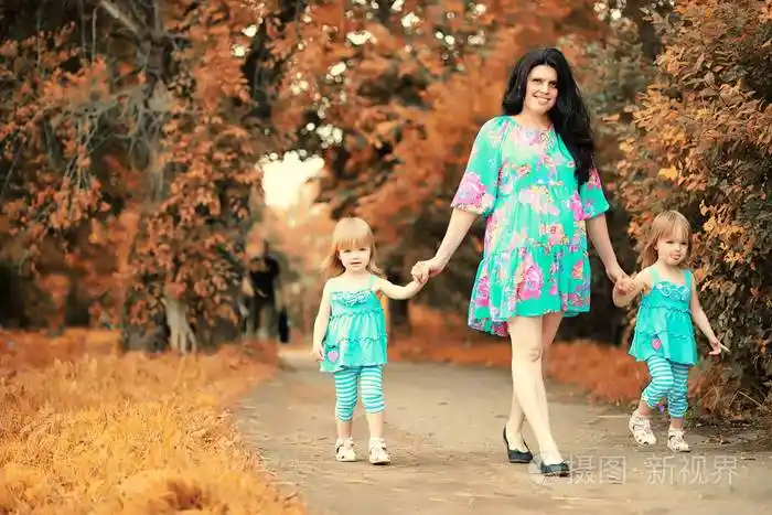 妈妈与两个女儿的双胞胎秋季