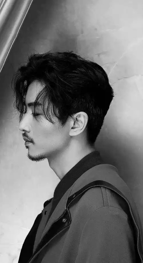 留着胡子,看起来紧张十倍吧?