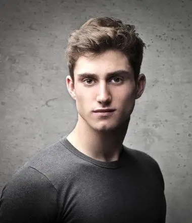 欧美男生侧梳蓬松短 烫发发型