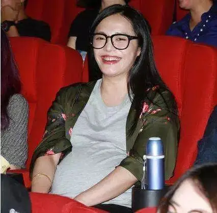 熊黛林孕肚出街老公一旁疼爱非常 娱乐圈里这些女明星的孕肚照