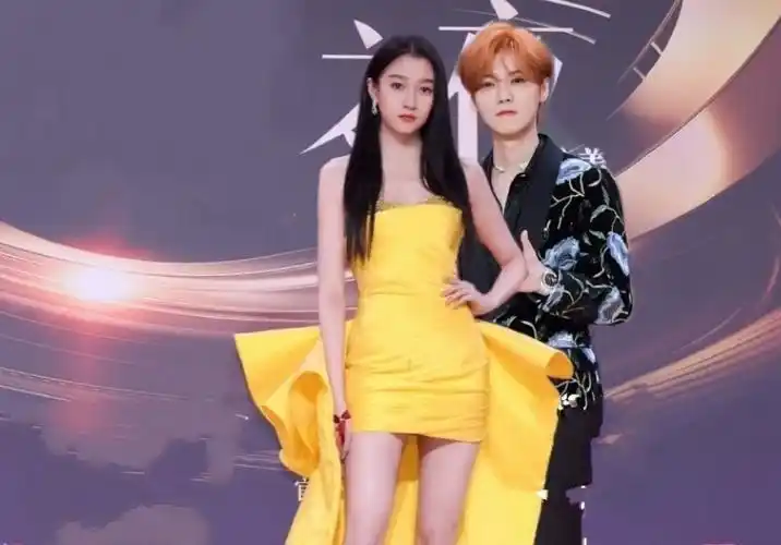 鹿晗和关晓彤秀恩爱,佩戴"一箭穿心"饰品,更是做出情侣动作