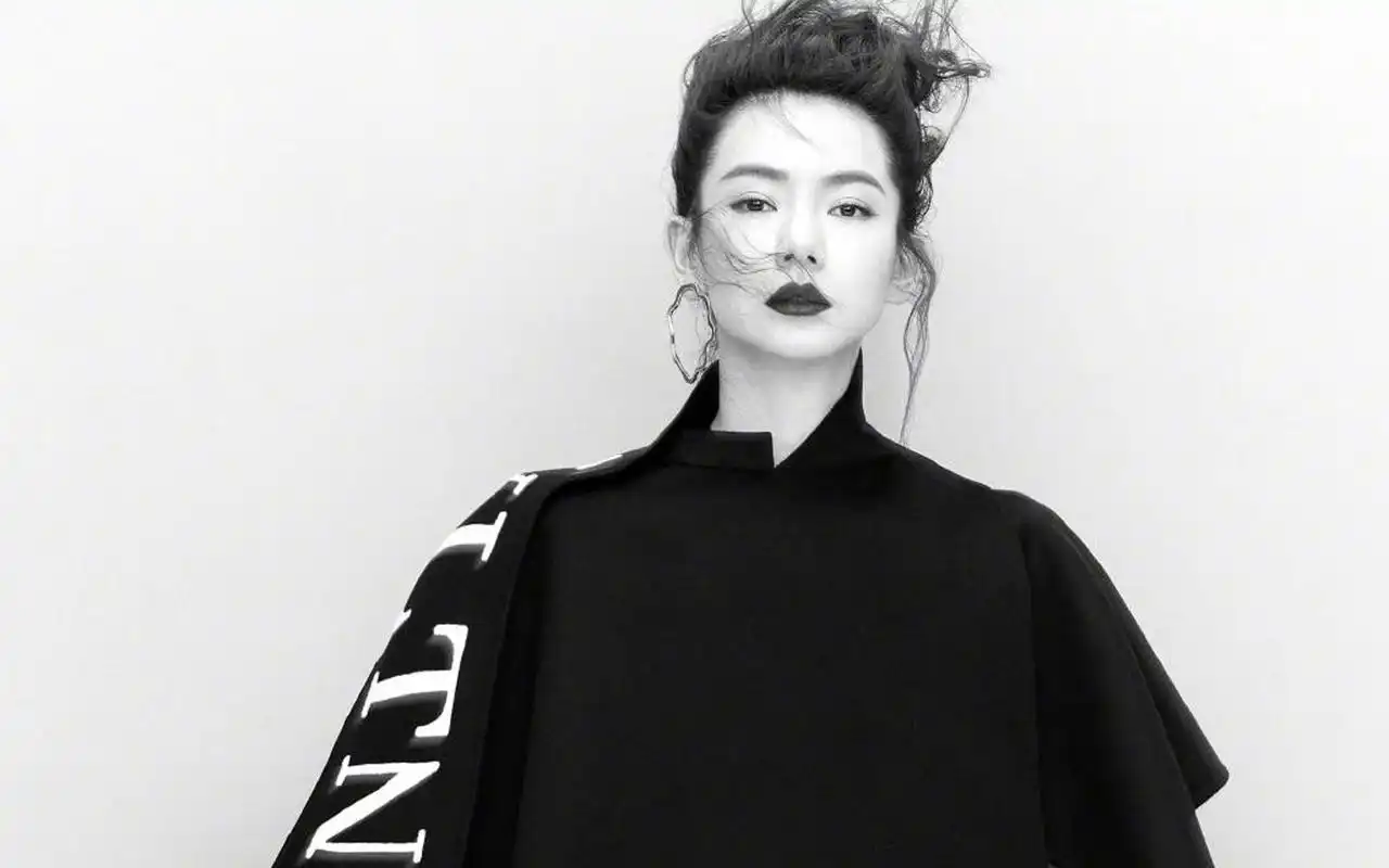 戚薇冷艳性感时尚写真图片壁纸