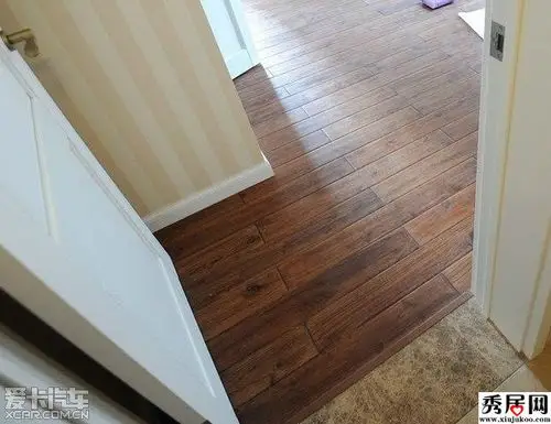 木地板客厅入户门铺过门石装修效果图 木地板与地砖大理石连接过门石