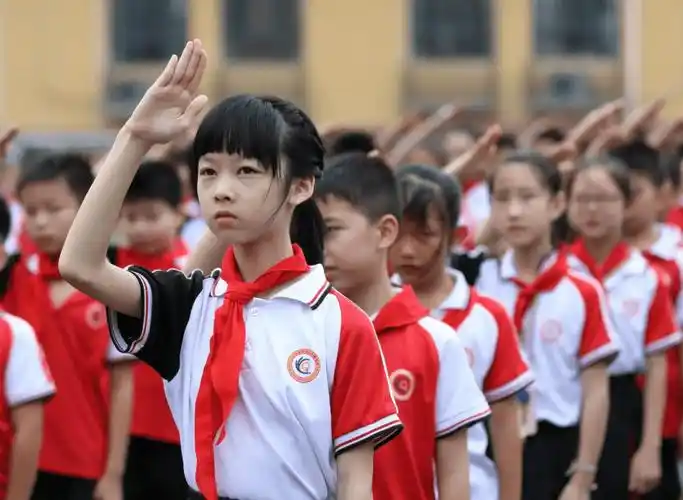 校园内国歌响起,文具店门口小学生自发立正敬礼,网友却说:摆拍_教育