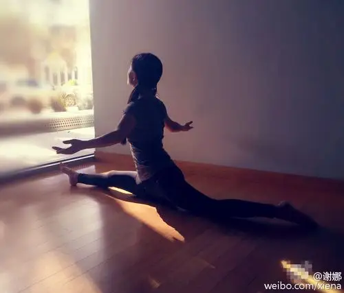 谢娜劈腿秀一字马自夸被自己的背影迷住了