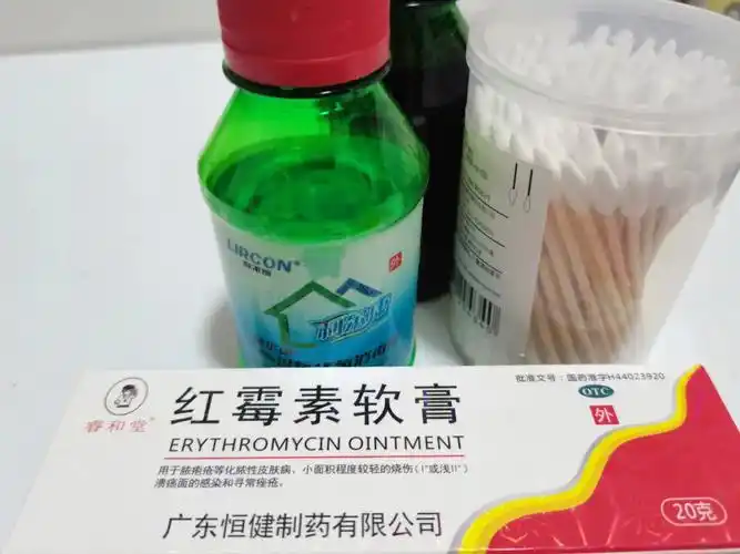 先用红霉素软膏涂在下巴处厚涂然后等待1分钟左右这一分钟可以吃个猫
