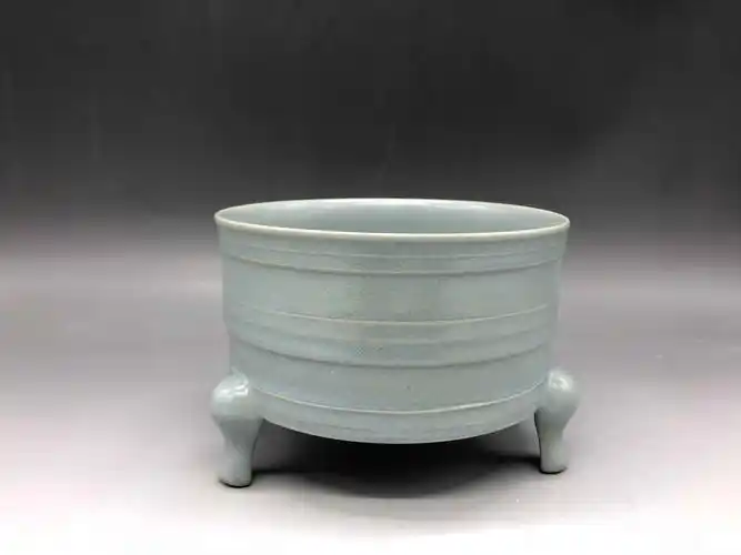 宋·汝窑天青釉弦纹三足奁_精品展厅_ 国珍府文物鉴定(北京)有限公司