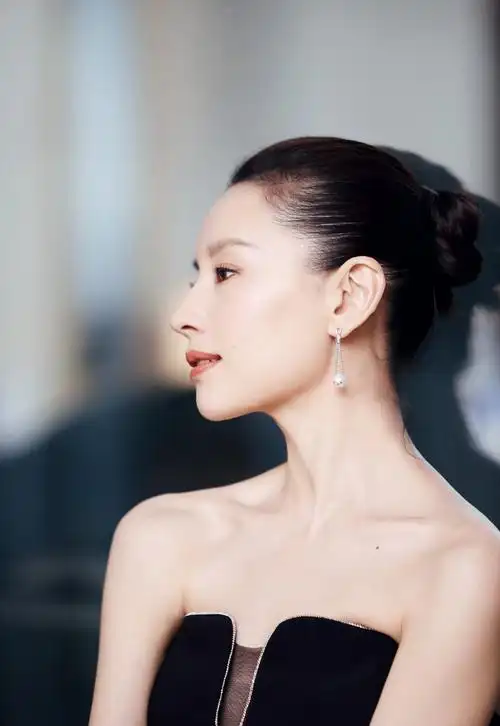 董洁身穿复古印花抹胸裙端庄高雅回眸一笑迷倒万千众人美腻了