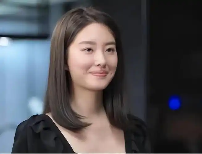 杨采钰还偷偷看之前的刘亦菲.被网友和刘亦菲发现后表示不理解.