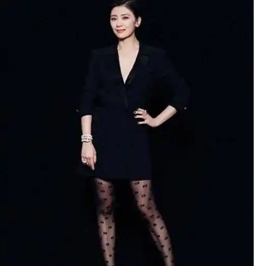 论不服老只服贾静雯,黑色字母丝袜搭配修身西服大秀制服风采!