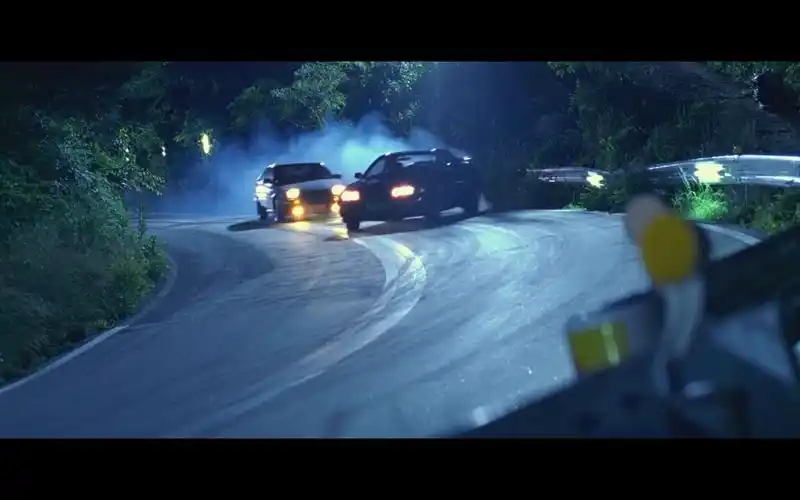 经典电影头文字d,小伙轻松赢过职业车手,原来他是车神的儿子