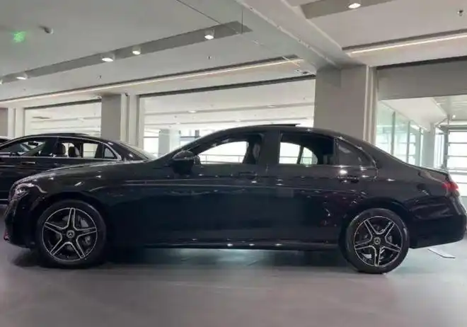 展车是进口e-class的中配车型2022款e300l时尚运动,裸车价49.2万.