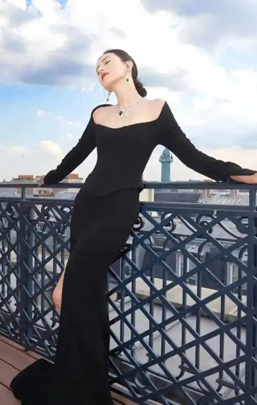 【高圆圆性感照】低胸露肩鱼尾裙,温柔优雅,如诗如画!