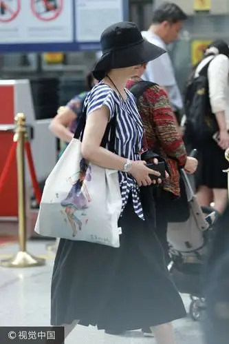 50岁徐帆戴渔夫帽黑超遮面 保养有方身材不走样