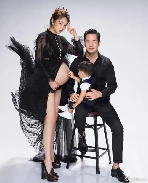 安以轩挺孕肚拍写真换6套衣服四肢依旧纤细典型的女明星怀孕