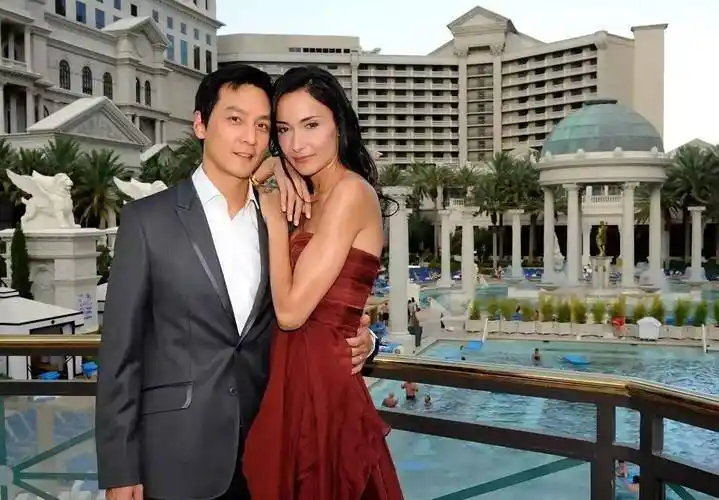 47岁吴彦祖为43岁老婆庆生,女方皱纹多而深,男方头发少老态尽显_lisa