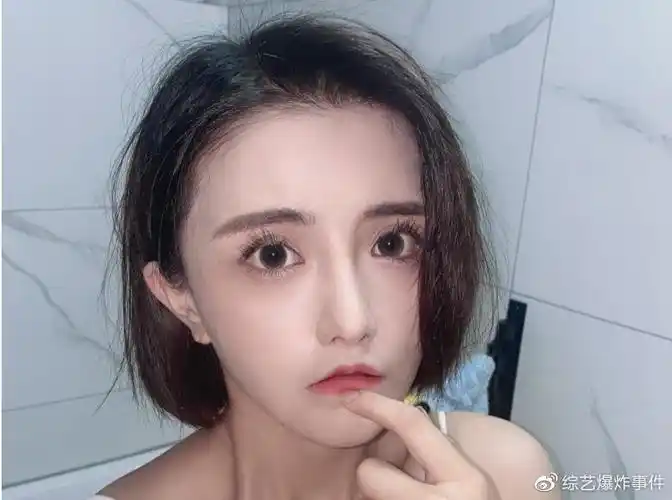 在虎牙直播,美女主播无数,其中以轩子巨2兔,古阿扎等人气最高,被称为"