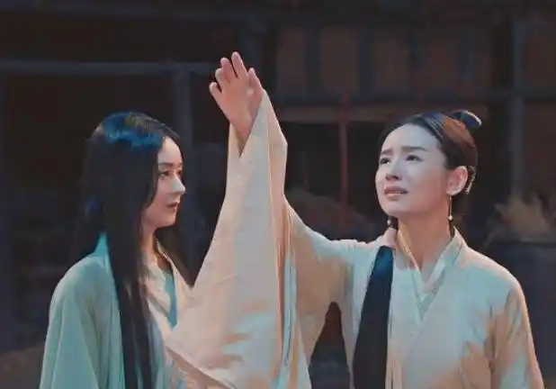 原创36岁赵丽颖对比43岁董洁老天爷赏饭吃与科班毕业的演技一目了然