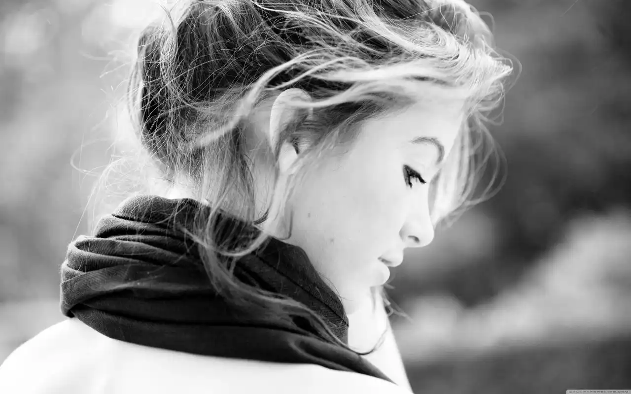 好看的黑白色调唯美美女电脑桌面壁纸下载