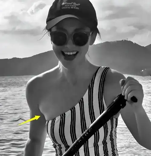 朱珠晒泳装照大秀好身材被吐槽了放大看照片发现确实有迹可循