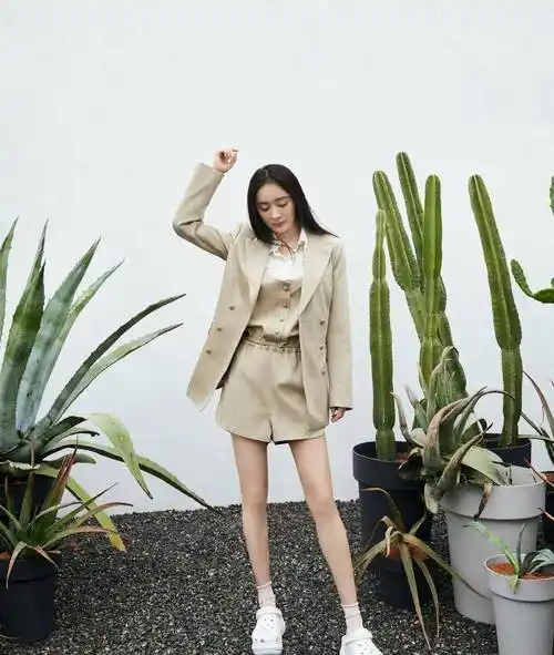 杨幂晒时尚穿搭美照,呼吸粉色印花衬衣配格子长外套,时髦又高级_服装