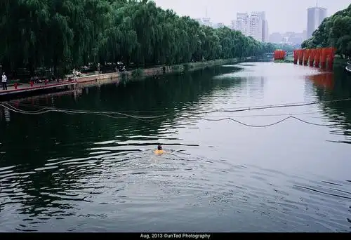 第一次见到有人在这条内河里游泳,莫名感到一阵心慌.