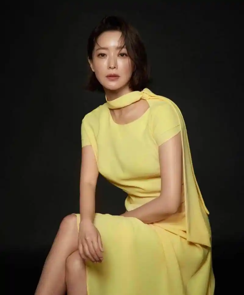 韩国女星金喜善拥有姣好的面容与曼妙的身材,性格活泼开朗,很有观众缘