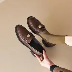 女小皮鞋粗跟英伦金扣乐福鞋漆皮黑色单鞋左岸巴黎