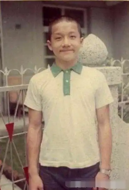 当年女扮男装的造型就有点太妖娆了,看来成龙小时候是真调皮