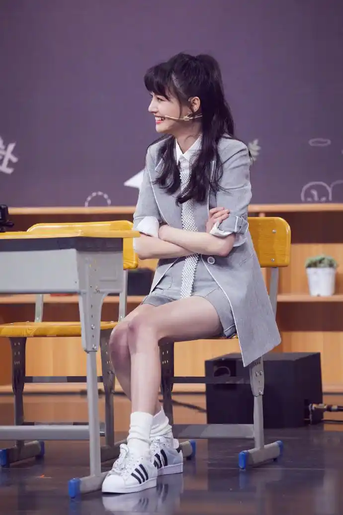 郑爽为证明腿直,拍照时下意识把腿伸长,全身照晒出瞬间让人心动