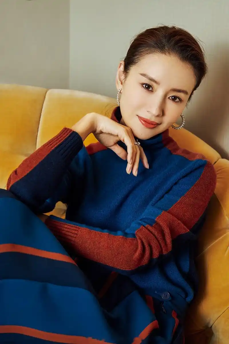 董洁出席wallpaper跨界艺术展开幕活动,撞色高领修身针织衫搭配复古