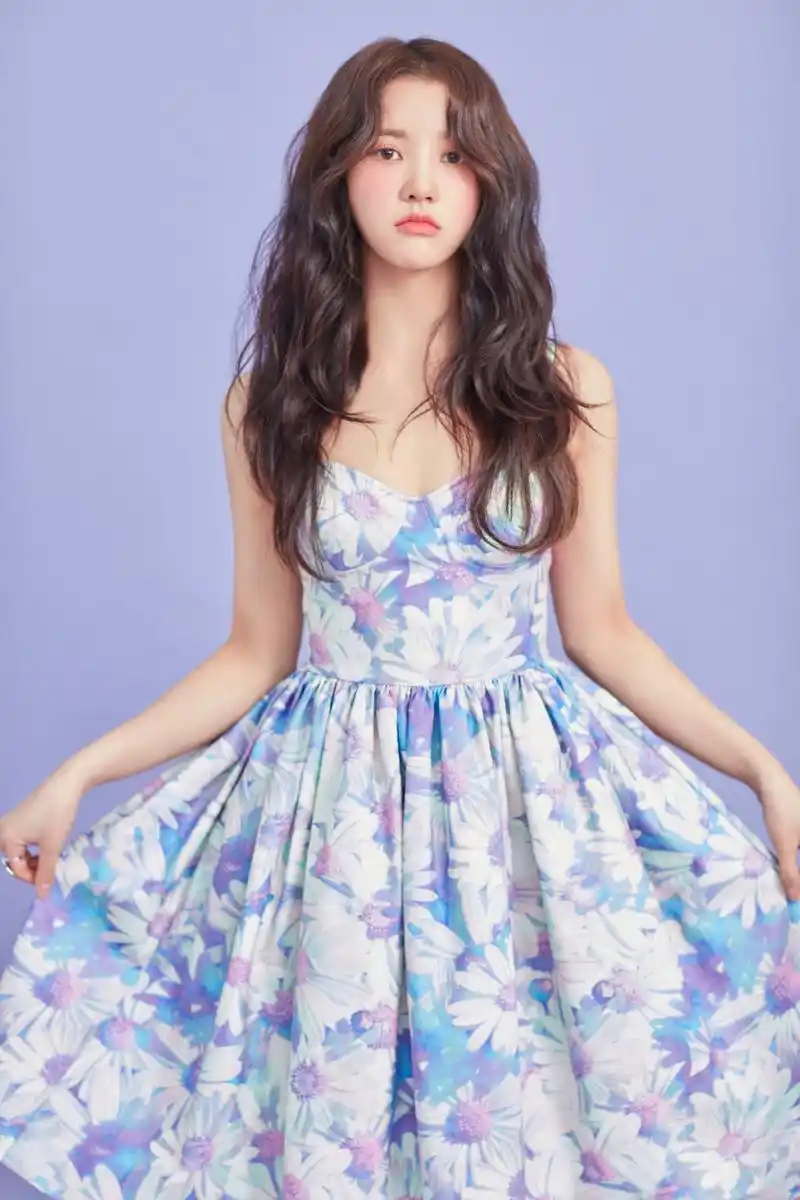 刘些宁印花裙甜美写真图片25