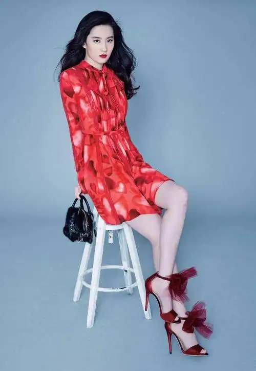 中网近日疯传一组刘亦菲的无p照,一身黑色西装,干练穿搭突显刘亦菲