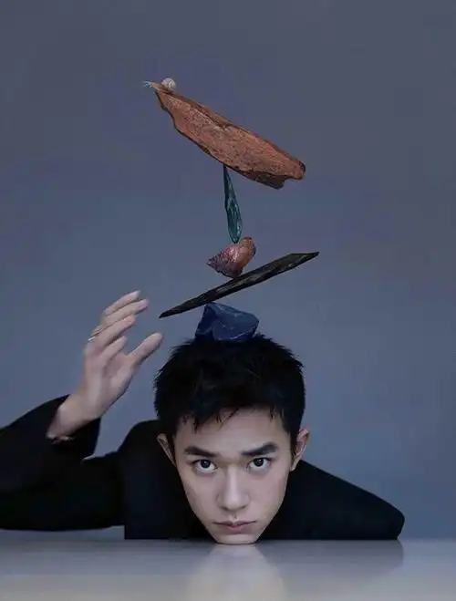 易烊千玺登《嘉人》三月刊封面  真诚解读探索与自由