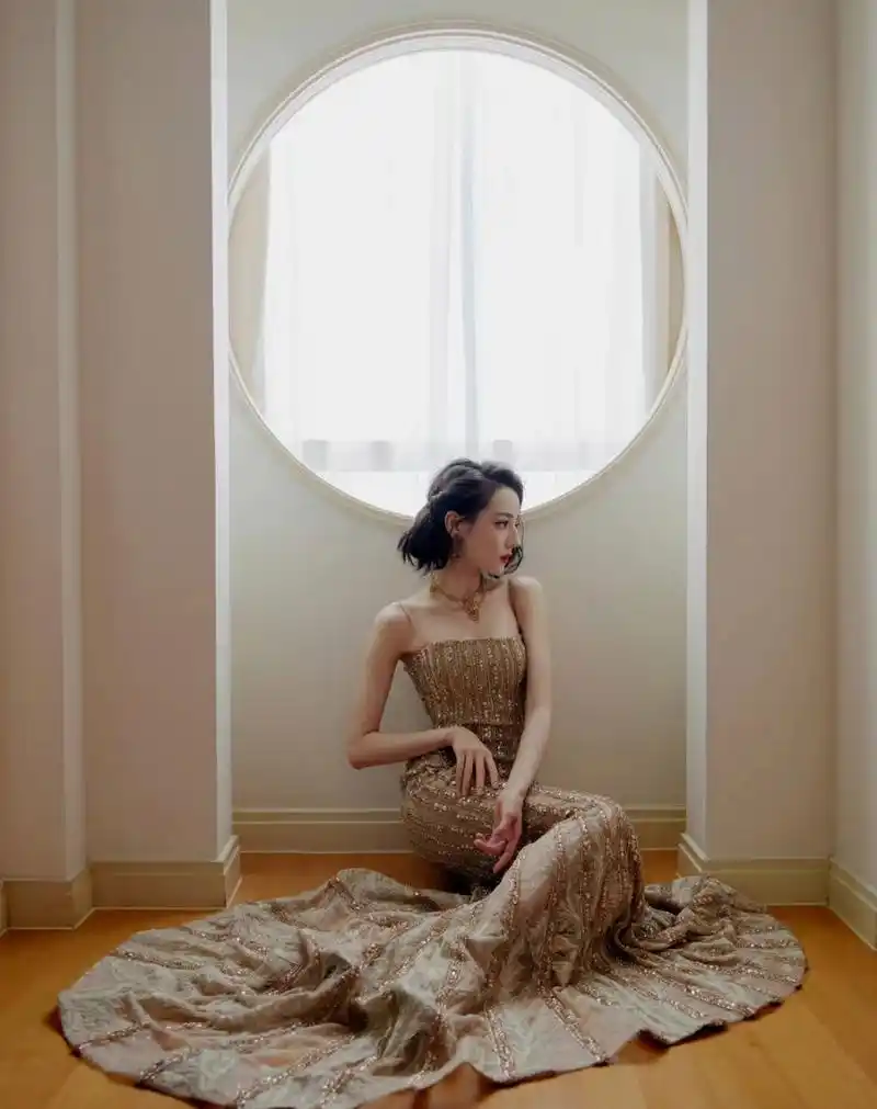 迪丽热巴吊带金色鱼尾礼服犹如一条金色人鱼公主美艳.