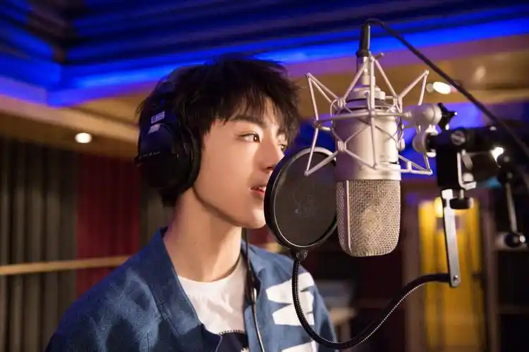 王俊凯录音棚出镜合集,是沉迷于唱歌的歌手凯呀