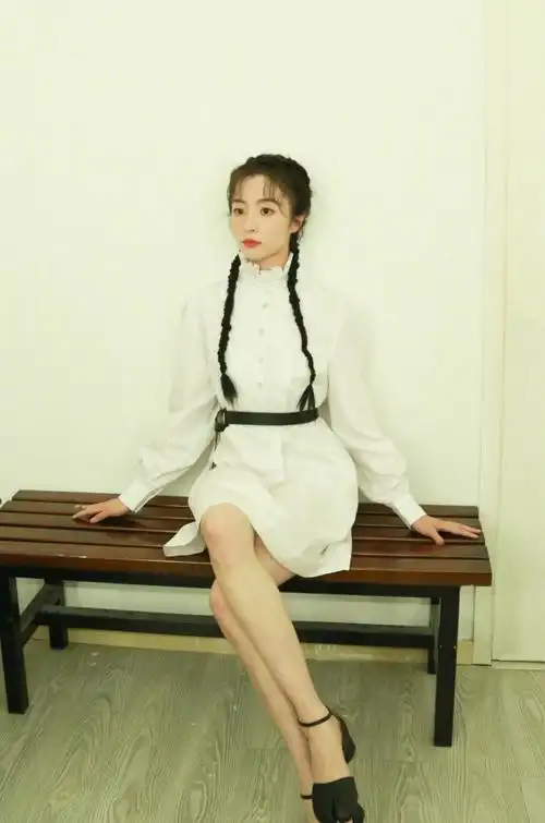 胡冰卿穿搭很大家闺秀呀白色复古衬衫裙清纯可人真是人如其名