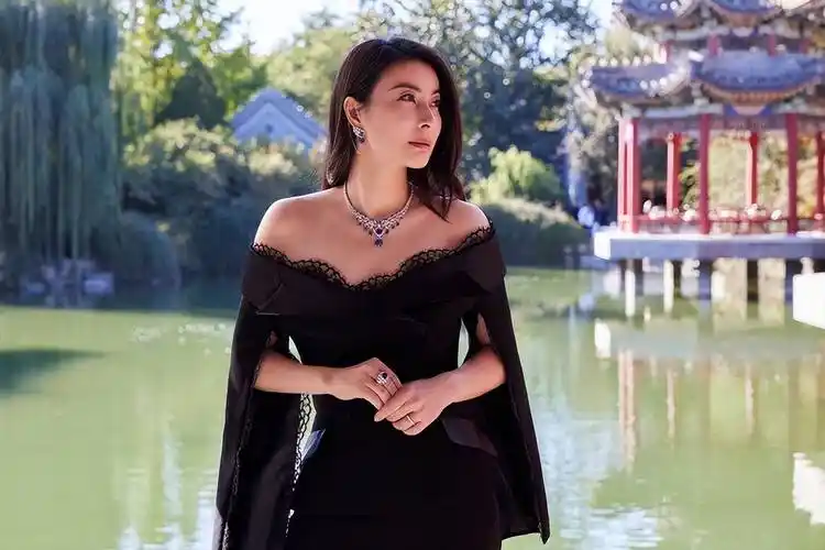 郭晶晶夫妇参加活动,穿运动t恤造型时尚,老公霍启刚也消瘦不少_爱情