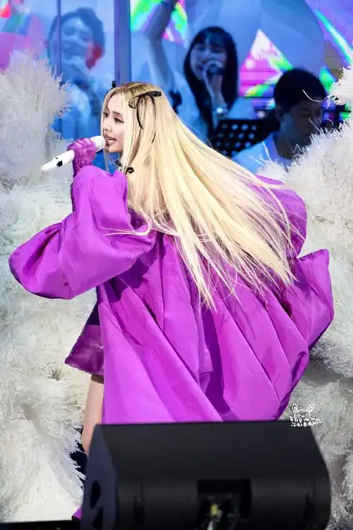 华伦天奴新战袍,特别特别灵动可爱~    @蔡依林  90#蔡依林白发