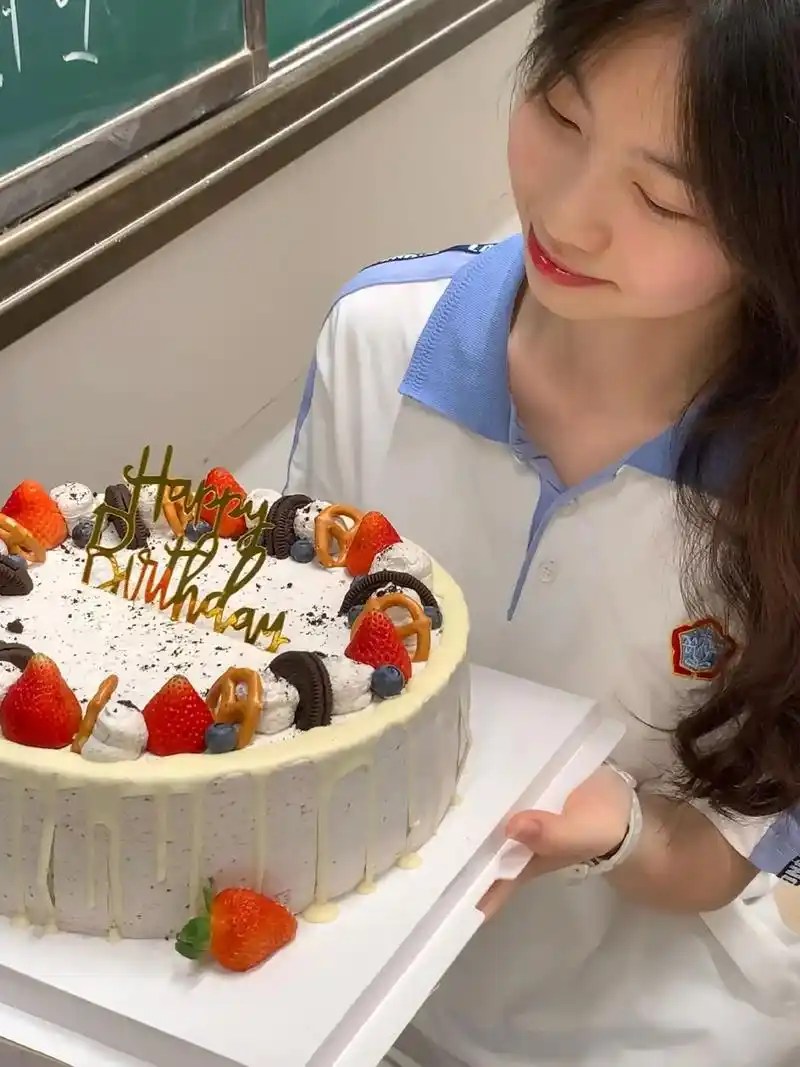 祝我 十七岁 生日快乐.第一次在学校过生日嘿嘿～谢谢俺滴朋友 - 抖音