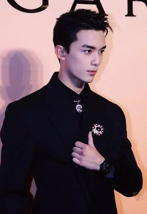 240124吴磊新照引发网上热议粉丝爱意满满称赞绝帅