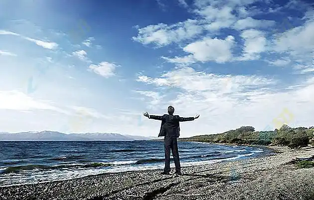 海边张开双臂的男人高清图片下载